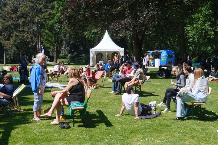 Die Besucherinnen und Besucher genossen das gute Wetter und das internationale Flair beim Europa-Festival "The Sound of Europe" / Foto: Michael Gstettenbauer/ Stadt Düsseldorf