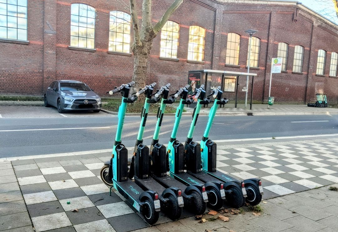 Vor allem die E-Roller beschäftigen Pascal Preker täglich. Er stellt auf, schiebt zur Seite und meldet falsch abgestellte Exemplare / Foto Fichtenstraße @ Alexandra Scholz Marcovich