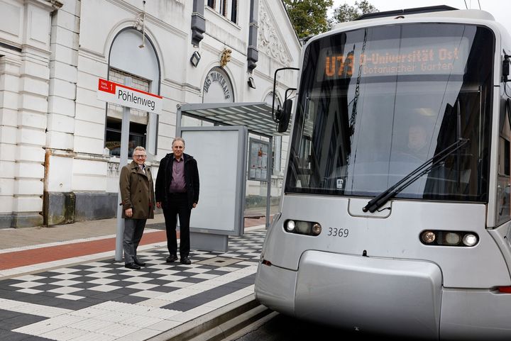 Michael Richarz, Rheinbahn-Vorstand Technik und Betrieb, und Jochen Kral, Dezernent für Mobilität und Umwelt (von links) eröffneten die Haltestelle „Pöhlenweg“ auf der Ludenberger Straße. Hier der Bahnsteig in Richtung Innenstadt. / Foto: Rheinbahn
