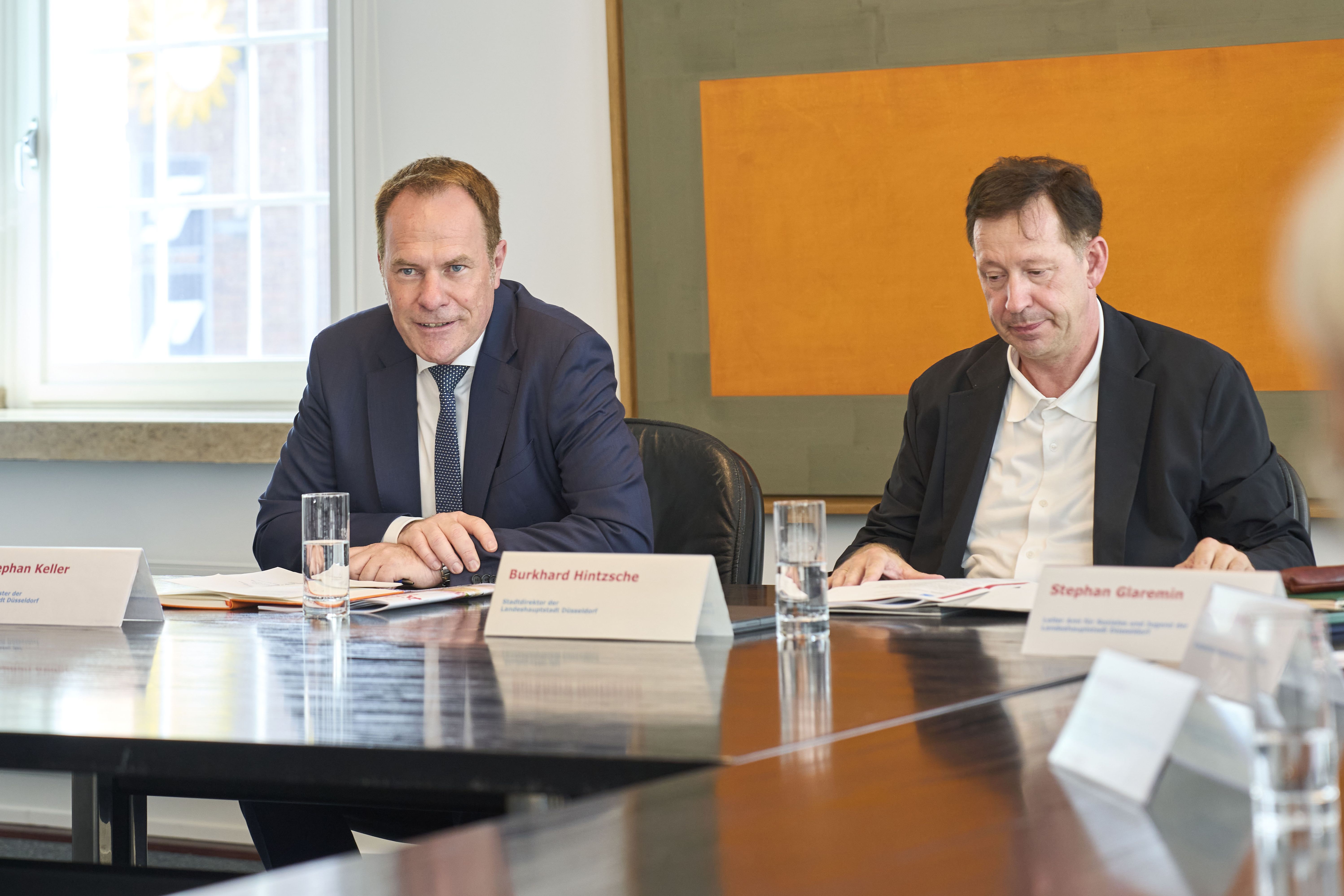 Oberbürgermeister Dr. Stephan Keller und Stadtdirektor Burkhard Hintzsche bei der Vorstellung des Aktionsplans "Älter werden in Düsseldorf" / Foto: Landeshauptstadt Düsseldorf/Claus Langer