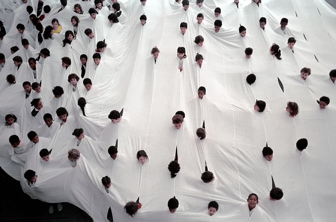 Lygia Pape, „Divisor" ("Divider"), 1968; Performance at Museu de Arte Moderna, Rio de Janeiro, 1990 © Projeto Lygia Pape, photo: Paula Pape