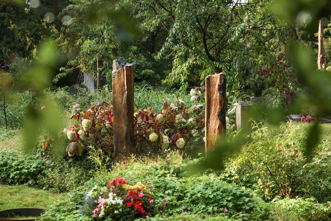 Die Bestattungsformen auf den 13 städtischen Friedhöfen in Düsseldorf sind vielfältig. Mit der neu aufgelegten Broschüre "Letzte Ruhe" stellt die Stadt ihr Angebot vor © Landeshauptstadt Düsseldorf/Gartenamt 