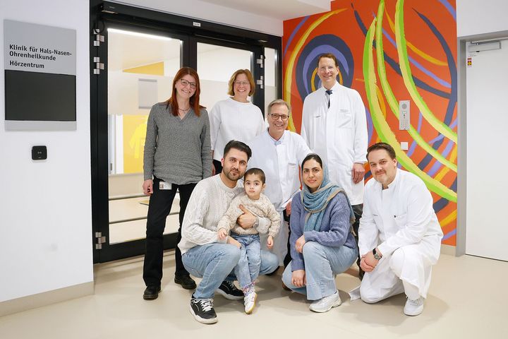 Erstes Hirnstamm-Implantat bei einem Kind am UKD Dreijähriges Mädchen mit seinen Eltern und fünf Mitgliedern des Behandlungs- und Betreuungsteams im Hörzentrum des Universitätsklinikums Düsseldorf.