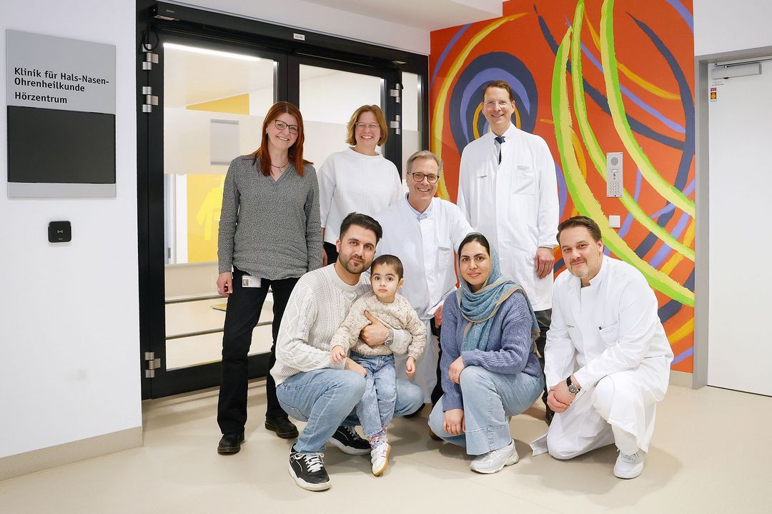 Erstes Hirnstamm-Implantat bei einem Kind am UKD Dreijähriges Mädchen mit seinen Eltern und fünf Mitgliedern des Behandlungs- und Betreuungsteams im Hörzentrum des Universitätsklinikums Düsseldorf.