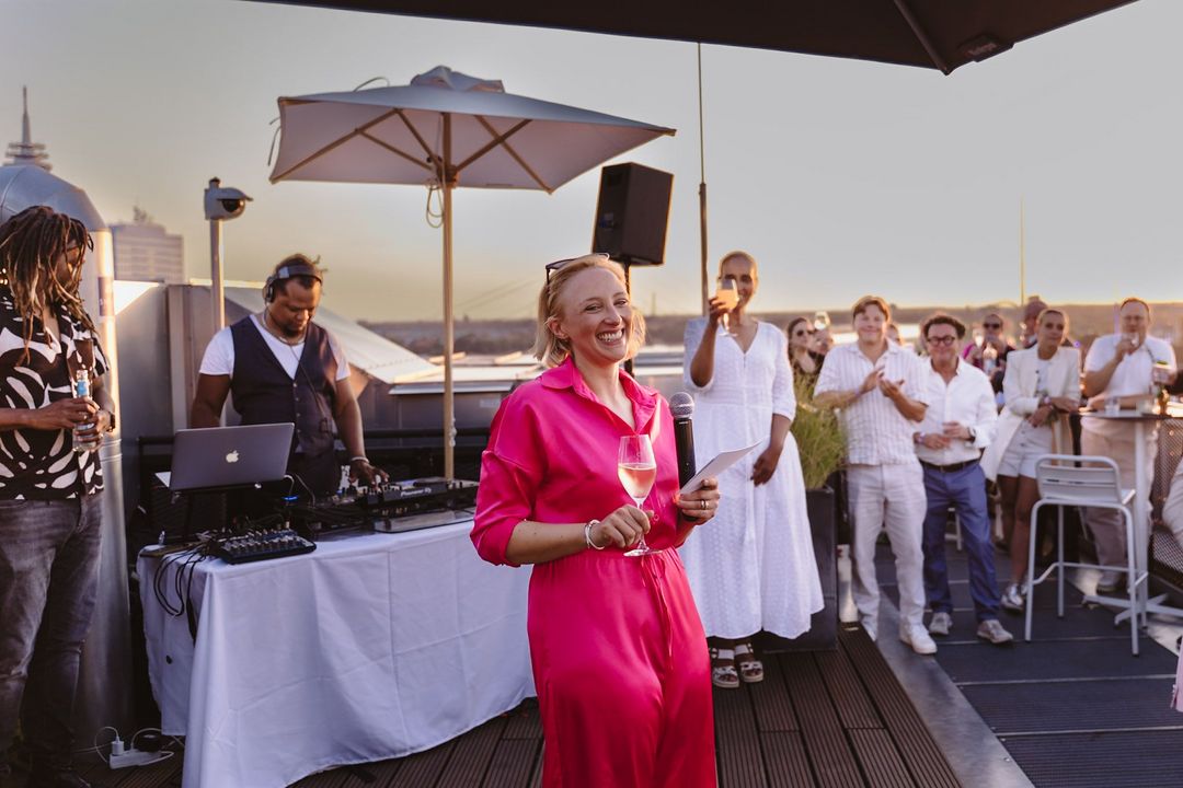 Joanne Turnbull begrüßt ihre Gäste auf der Dachterrasse des Ruby Luna Hotels – mit Charme und Champagner. / Foto: Bernadett Yehdou / fotoyeh