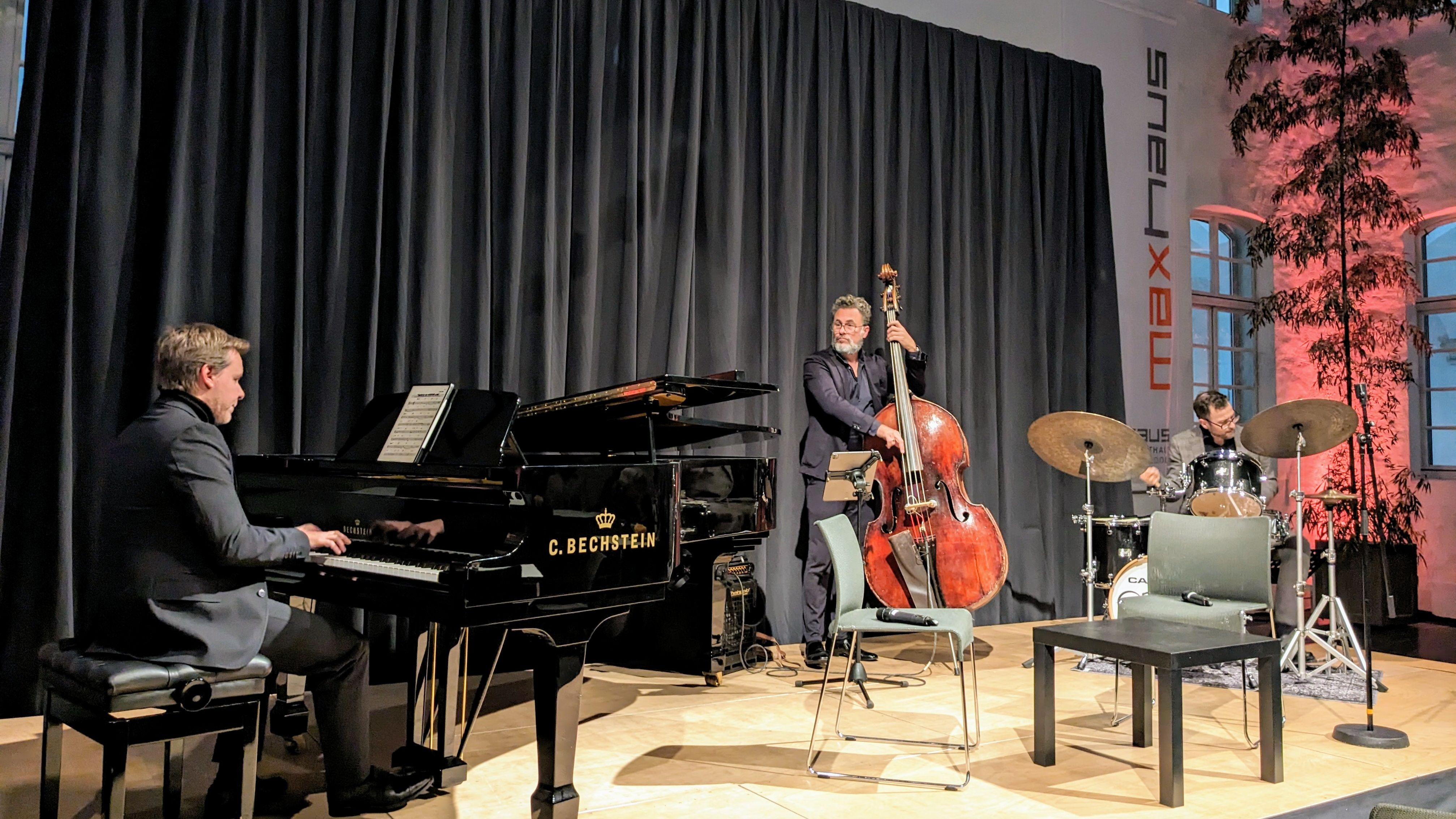 Gero-Körner-Trio auf der Bühne im Klosterhof, Maxhaus / Foto: Alexandra Scholz-Marcovich NDOZ