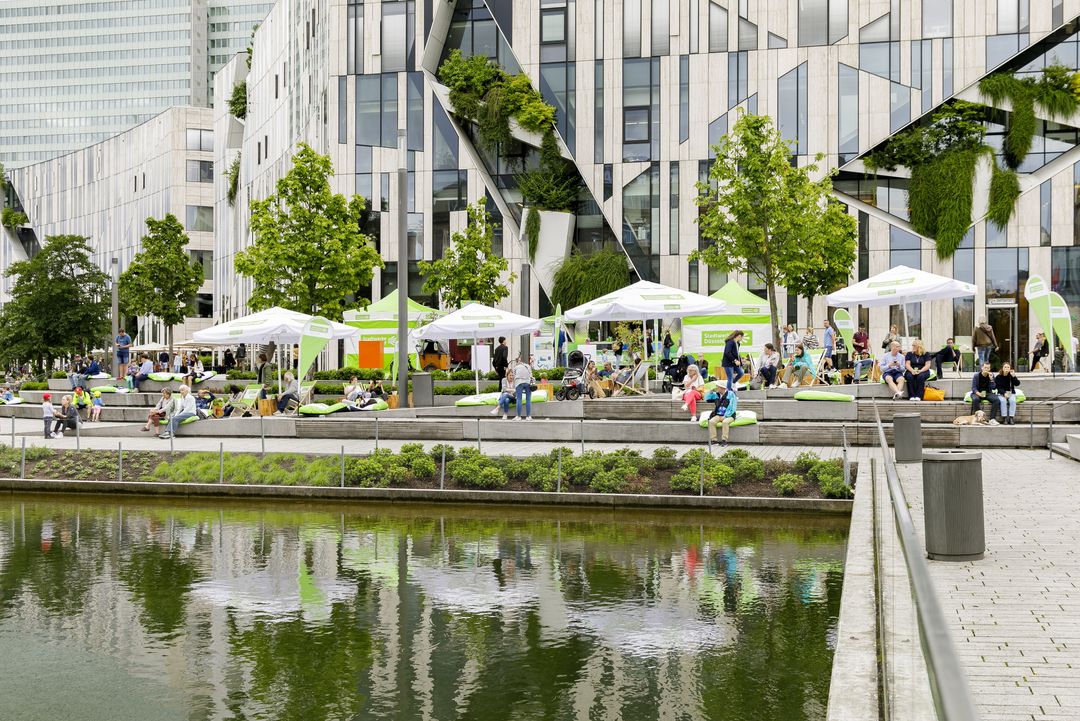 Das Wasser wird natürlich in biologisch abbaubaren Mehrwegbechern aus Zuckerrohr ausgeschenkt. / Foto: Trinkwasser-Lounge am Kö-Bogen 2023, Stadtwerke Düsseldorf