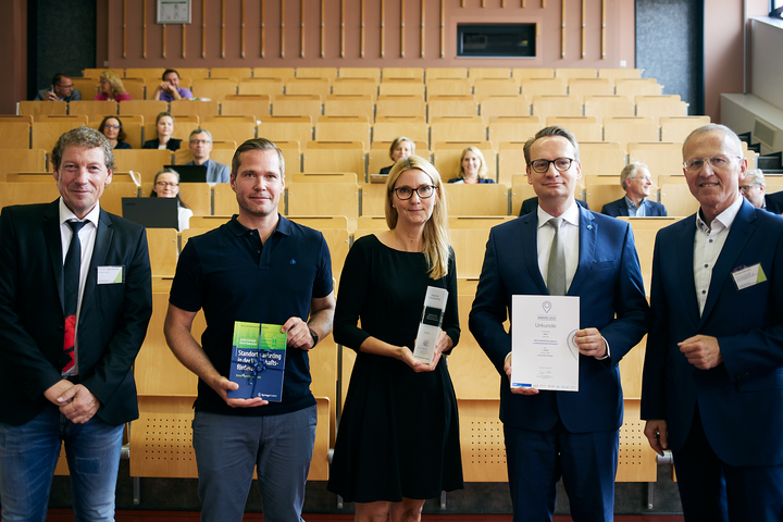 Bei der Awardverleihung (v.l.n.r.): Prof. Dr. Jürgen Stember, WiföLAB Hochschule Harz, Rüdiger Schaar, 1. Vorsitzender des Fördervereins des TechHub.K67, Katja Riese, Wirtschaftsförderung Düsseldorf, Dr. Michael Rauterkus, Thomas Hammann, DVWE © Hochschule Harz