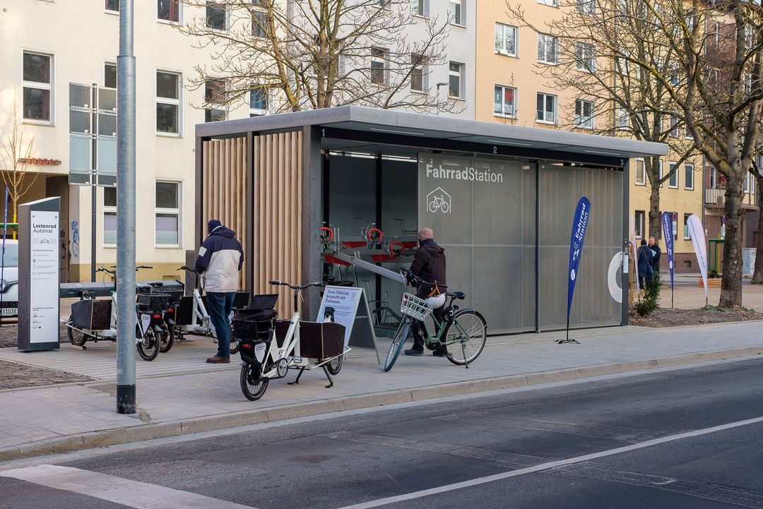 Die Fahrradstation ist ein Bestandteil der neuen Mobilitätsstation am Bachplätzchen © Landeshauptstadt Düsseldorf, Uwe Schaffmeister 