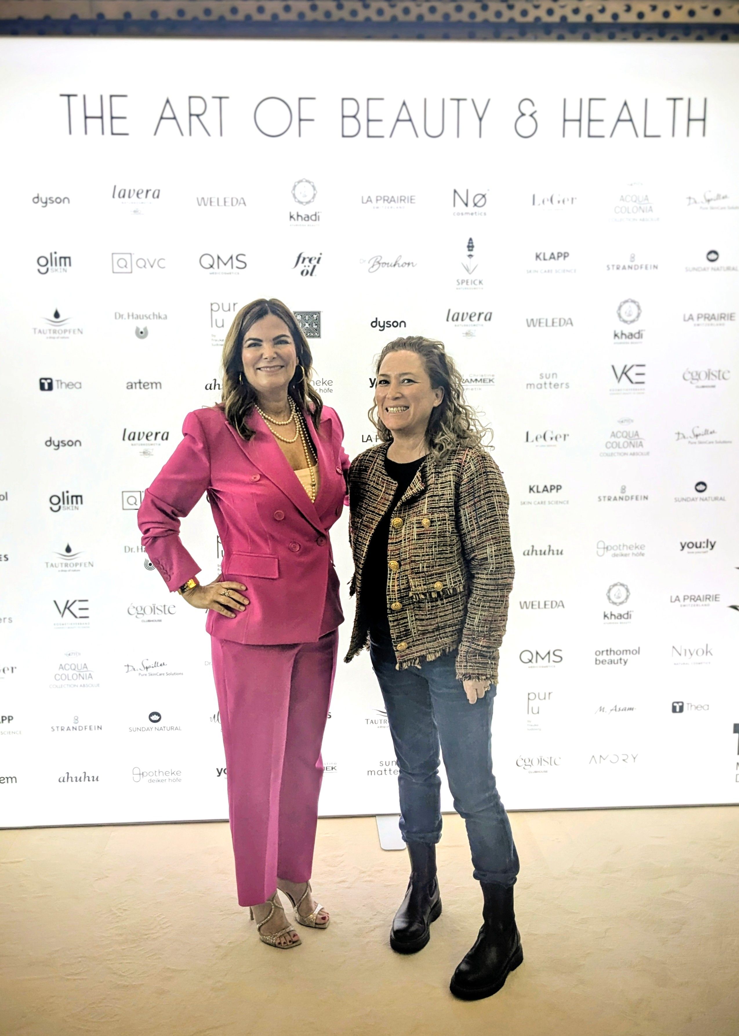 Dr. Sheila de Liz und Alexandra Scholz-Marcovich vor dem Presswall, The Art of Beauty & Health, Messe Düsseldorf 2026