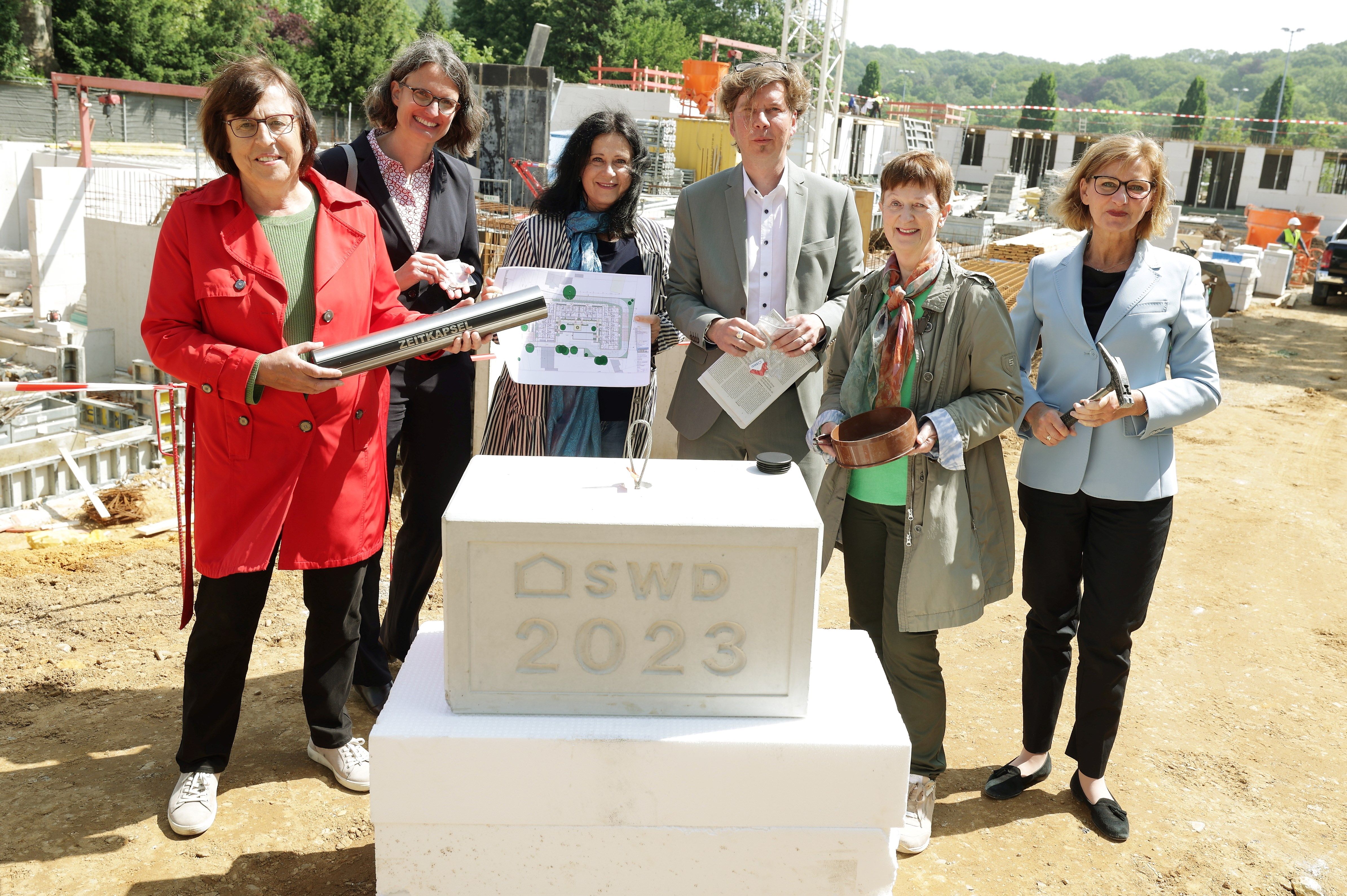 von links nach rechts: Maria Icking (Bezirksbürgermeisterin des Stadtbezirks 7),  Dr. Friederike Nesselrode (Leiterin des Wohnungsamtes), Cornelia Zuschke (Beigeordnete für Planen, Bauen, Wohnen und Grundstückswesen), Klaus Feldhaus (Geschäftsführer SWD), Antonia Frey (Aufsichtsratsvorsitzende SWD) und Dr. Eva-Maria Illigen-Günther (Geschäftsführerin SWD)/ Foto © SWD Düsseldorf, Fotograf David Young