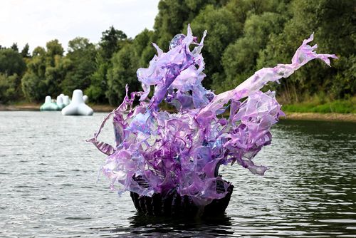Kunsthalle Düsseldorf on the move at Lake Suitbertus in Kaiserswerth: ...