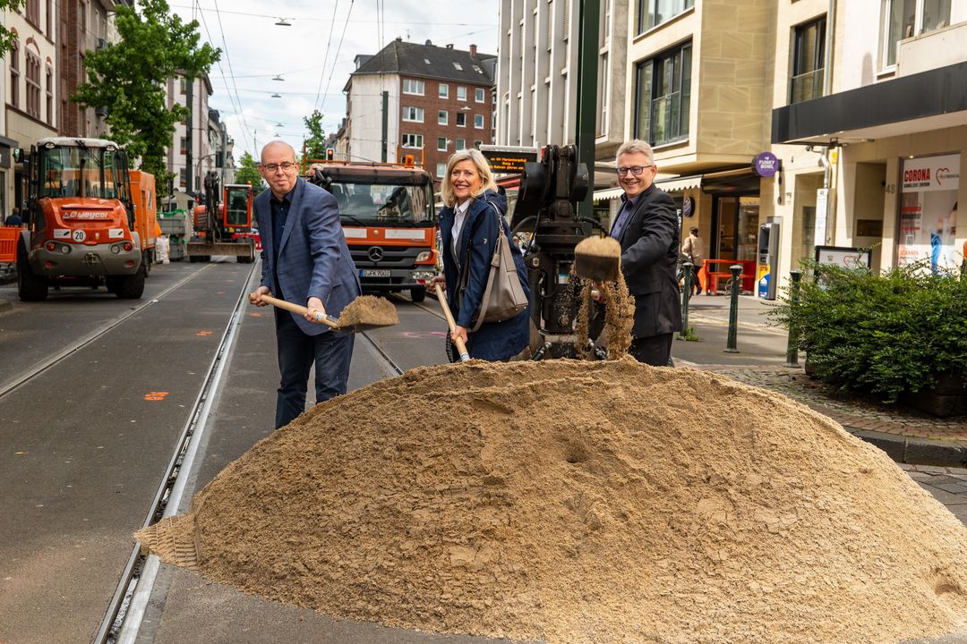 Symbolischer Spatenstich für den barrierefreien Ausbau der Haltestelle „Venloer Straße“. Von links: Bernd Kentenich (Leiter der Abteilung Straßenbau im Amt für Verkehrsmanagement), Gabriele Matz (Leiterin Finanzen und Controlling beim Verkehrsverbund Rhein-Ruhr) und Michael Richarz (Vorstand Technik und Betrieb der Rheinbahn) © Rheinbahn