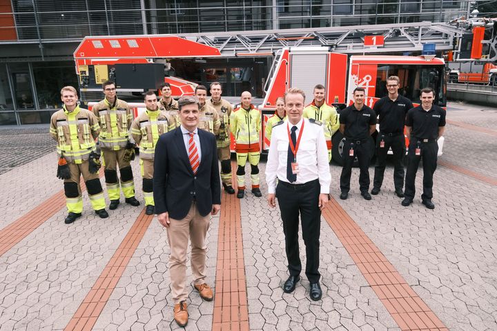 Feuerwehrdezernent Christian Zaum (vorne l.) und Feuerwehrchef David von der Lieth stellten den Jahresbericht 2021 der Feuerwehr Düsseldorf vor