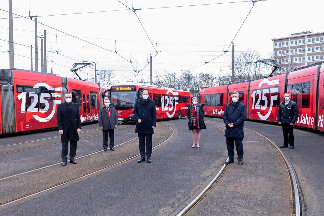 Rote Jubiläums-Wagen und die Vorstände der Rheinbahn mit OB Keller / Foto © Rheinbahn