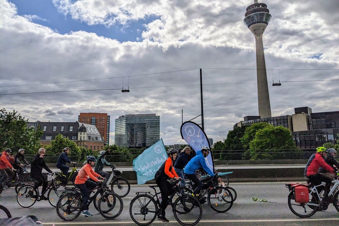 "Mehr Tempo beim Ausbau sicherer Radwege" - Motto der ADFC Fahrradsternfahrt NRW 2025 ADFC / Foto: ADFC