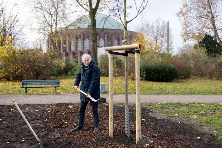 Adam Fischer pflanzt einen Baum an der Tonhalle / Foto © Susanne Diesner, Tonhalle Düsseldorf 