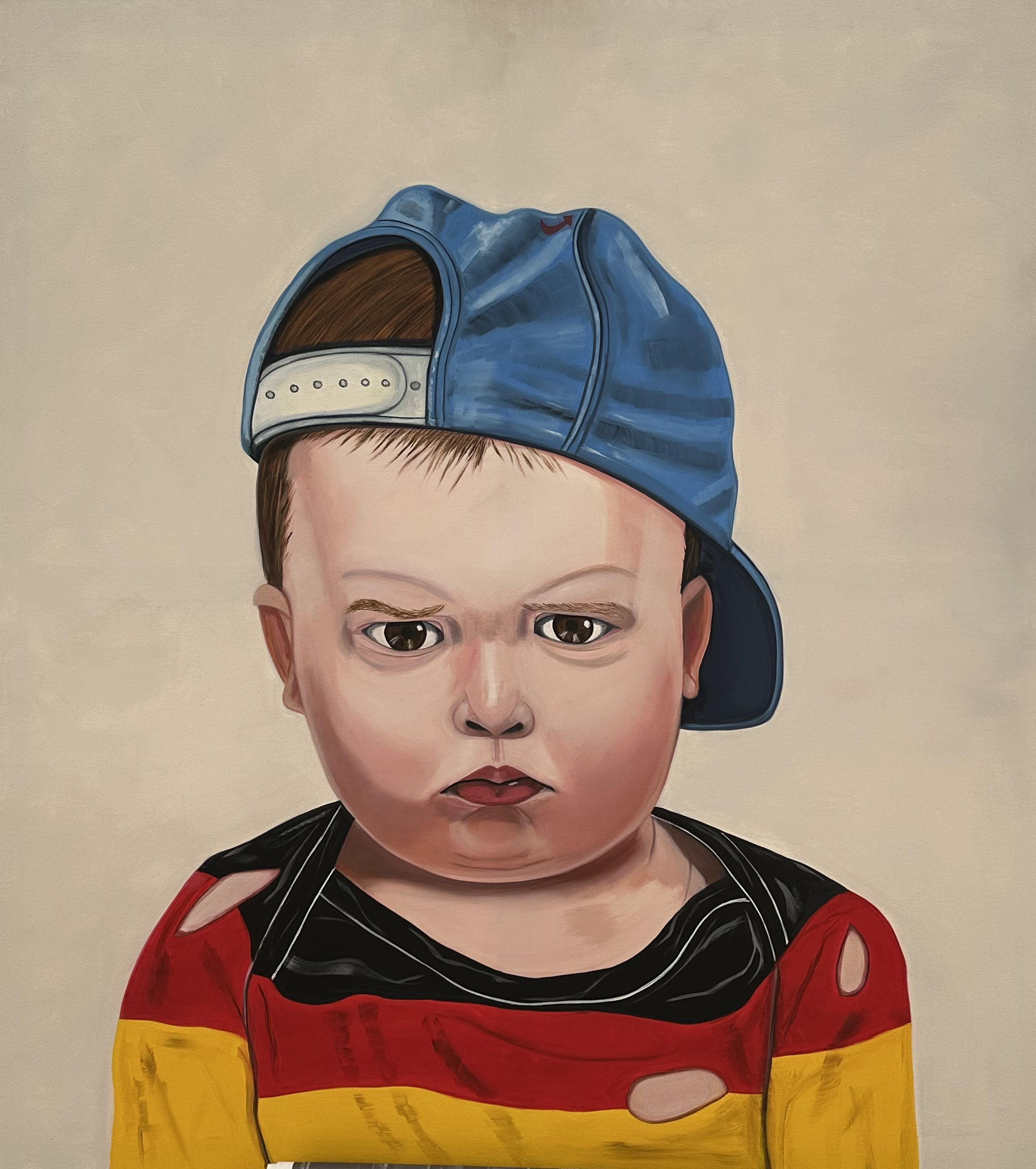 Gemälde von Claudia Oelschläger mit einem streng blickenden Kleinkind, das eine blaue Kappe und ein zerrissenes Oberteil in den Farben Schwarz, Rot und Gold trägt.