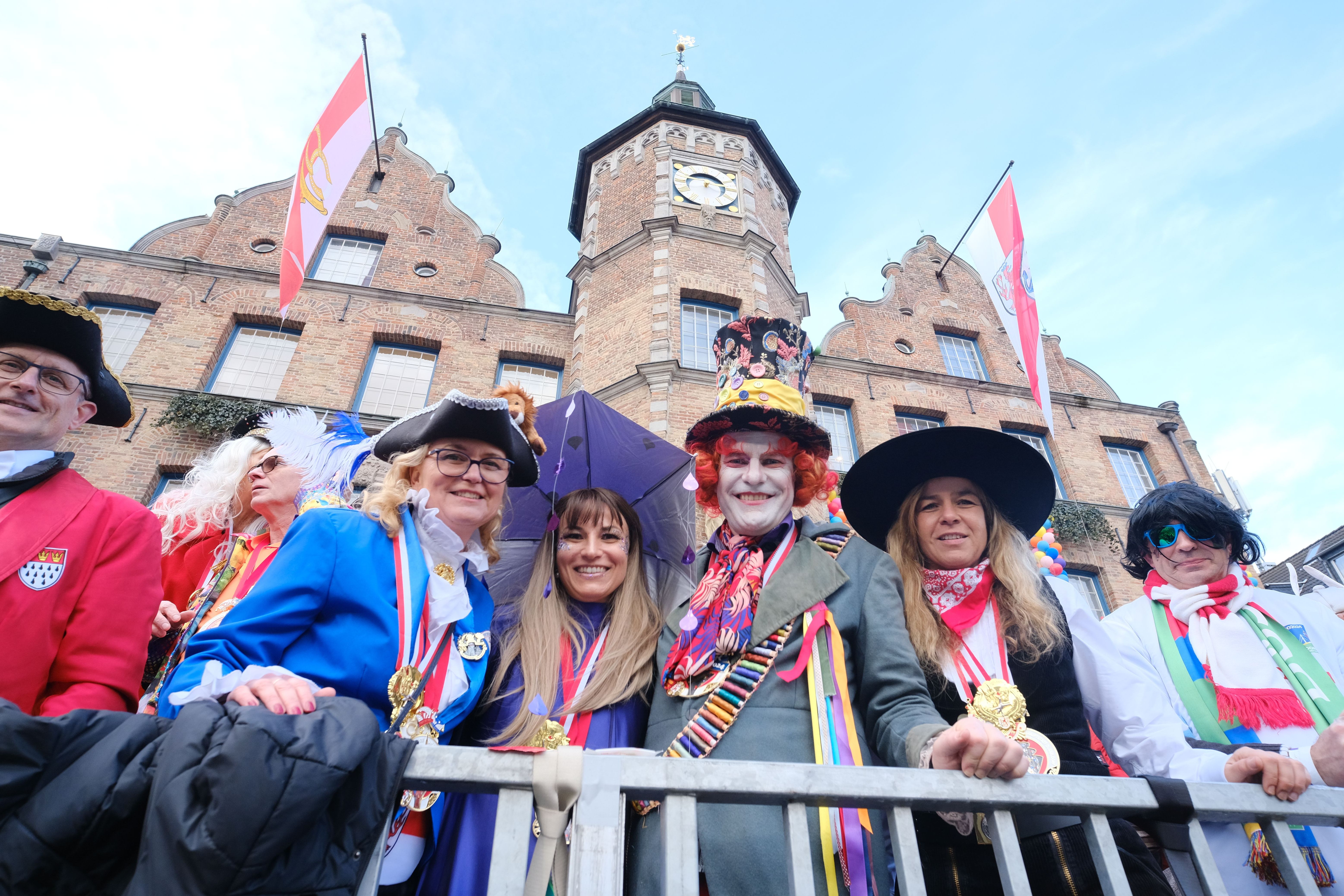 Rosenmontagszug 2024 in Düsseldorf: Oberbürgermeister Dr. Stephan (Mitte) als verrückter Hutmacher © Landeshauptstadt Düsseldorf/Michael Gstettenbauer 