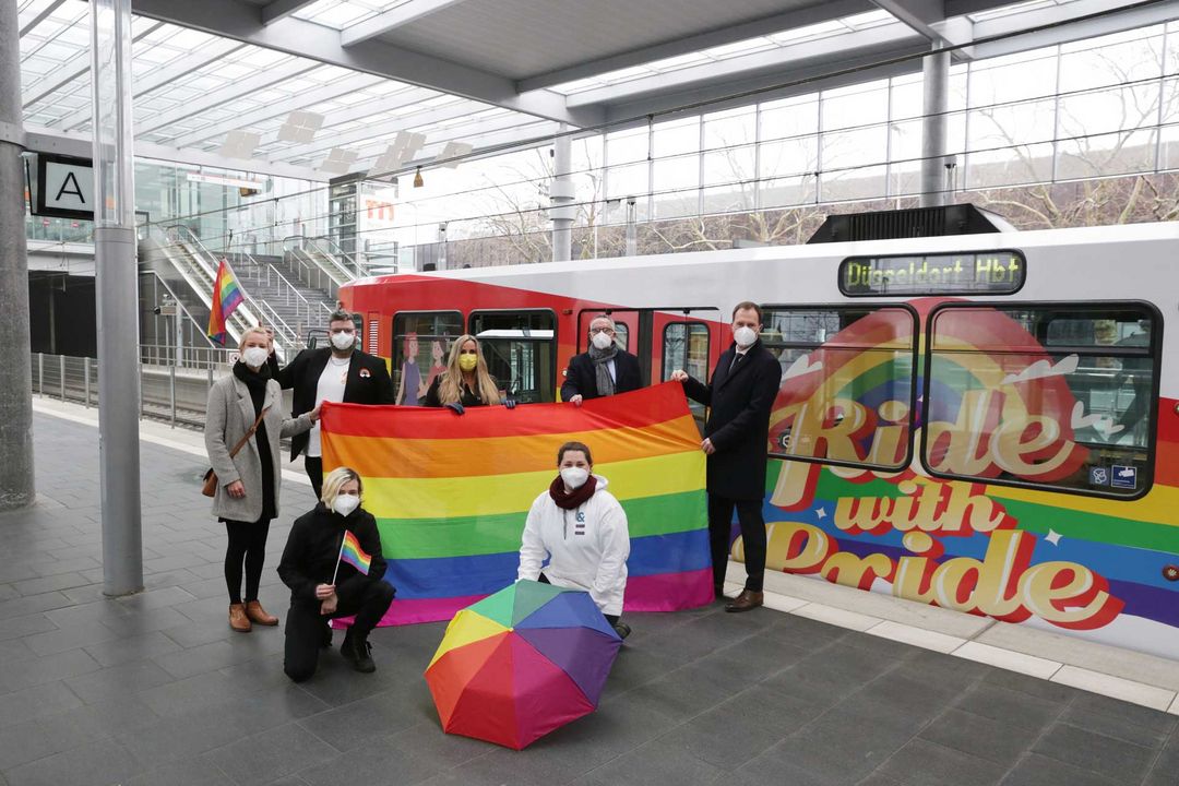 Hinten (von links): Jana Hansjürgen (Diversity-Beauftragte Stadt Düsseldorf), Georg Patermann (Gestalter), Elisabeth Wilfart (Gleichstellungsbeauftragte Stadt Düsseldorf), Klaus Klar (Vorstandsvorsitzender und Arbeitsdirektor der Rheinbahn) und Oberbürgermeister Dr. Stephan Keller / Fotos © Rheinbahn