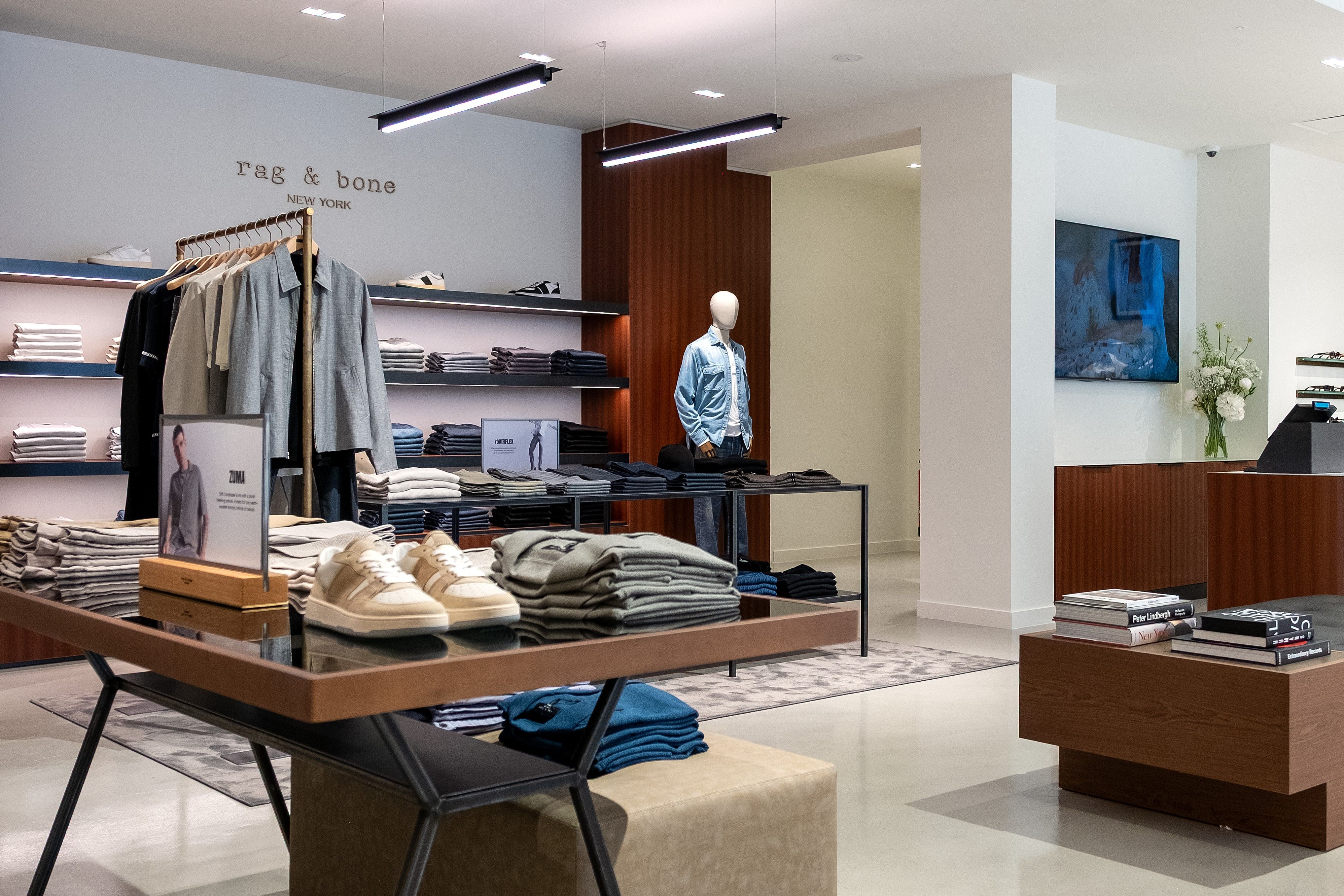 Cooler Mix aus Denim, Casual Pieces und minimalistischer Ästhetik – der neue Store in der Grabenstraße lädt zum Entdecken ein. / Foto: Rag & Bone