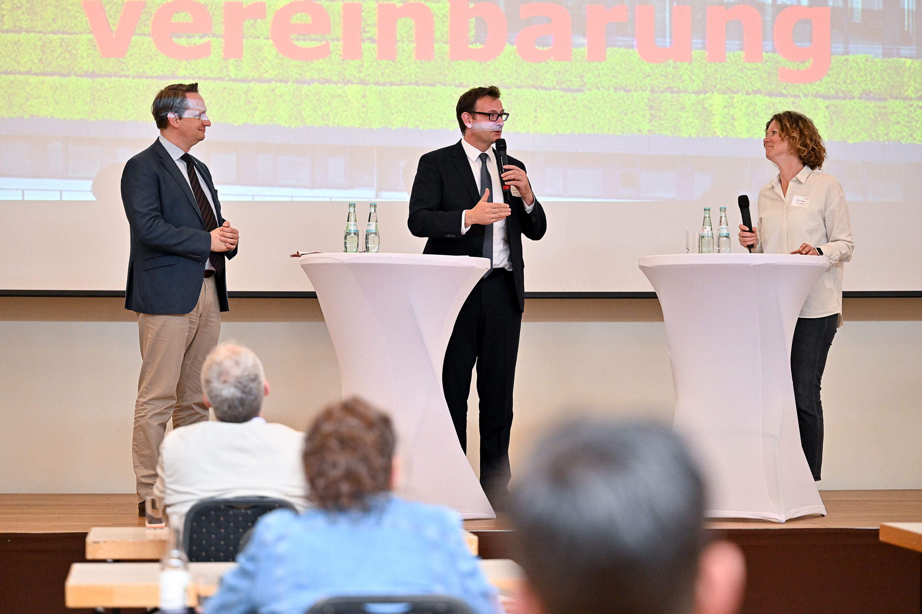 Workshop zum Düsseldorfer Klimapakt mit der Wirtschaft: Wirtschaftdezernent Dr. Michael Rauterkus, IHK-Vizepräsisent und Stadtwerke-Vorstandsvorsitzender Julien Mounier und IHK-Geschäftsführerin Marion Hörsken (v.l.) © Michael Lübke