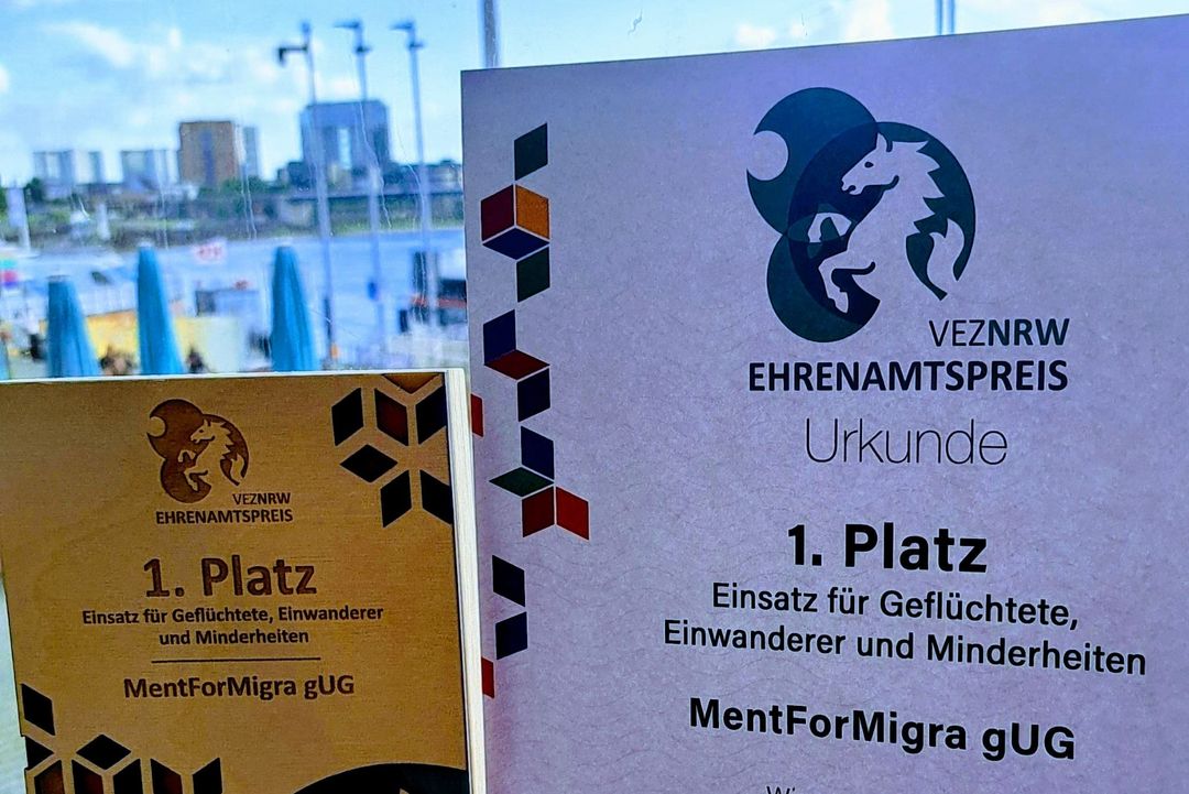 Ausgezeichnet! MentForMigra erhält VEZ Ehrenamtspreis NRW 2025 in der Kategorie „Einsatz für Geflüchtete, Einwanderer und Minderheiten“ / Foto: MentForMigra