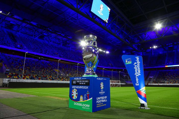 Die Giant Trophy zählt die Tage bis zum Turnierbeginn herunter - es sind noch knapp drei Monate bis zum Anpfiff bei der UEFA EURO 2024 © Foto: Landeshauptstadt Düsseldorf/Kenny Beele