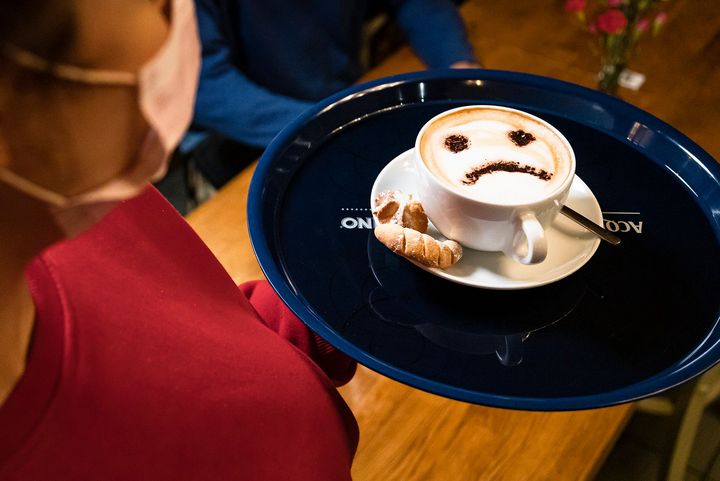 Wenn der Cappuccino kein Lächeln mehr hat: Wer in der Gastronomie arbeitet, hat oft nur einen Minijob. Doch in der Pandemie werden solche Stellen oft zur Falle, sagt die NGG. Die Gewerkschaft warnt mit Blick auf die Pläne der Bundesregierung vor mehr „wackeligen Jobs im neuen 520-Euro-Format“ / Foto © NGG, Alireza Khalili