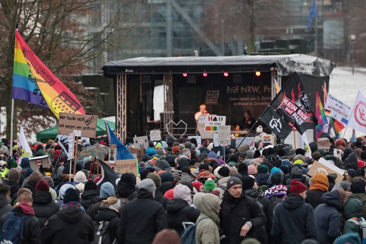 Rund 3.000 Menschen demonstrierten am Samstag (10. Januar 2026) vor dem NRW-Landtag in Düsseldorf bei der ersten PRÜF-Kundgebung in der Stadt. / Foto: Klaus von Jackelmann