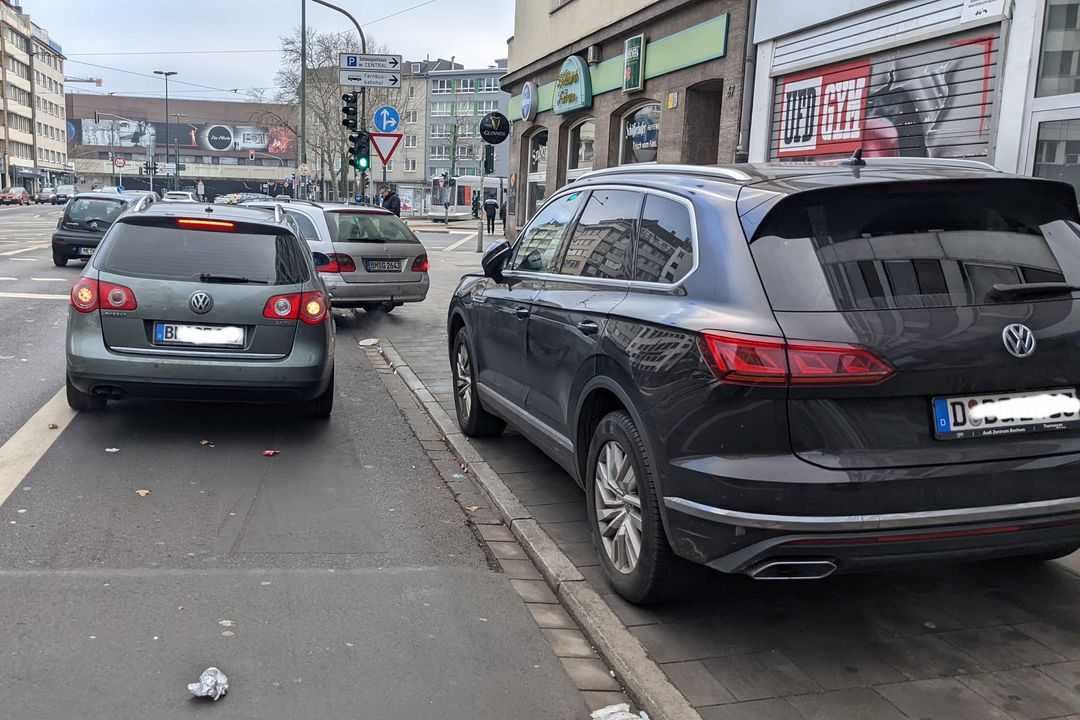 Parkende Autos auf Rad- und Fußweg