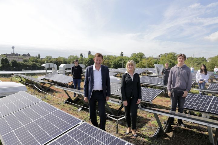 Die Carl-Benz-Realschule ist bereits mit einer Photovoltaikanlage ausgestattet: Stadtdirektor Burkhard Hintzsche und Schulleiterin Bettina Peiffer mit Schülerinnen und Schülern auf dem Dach des Gebäudes an der Lewitstraße © Landeshauptstadt Düsseldorf/Ingo Lammert 