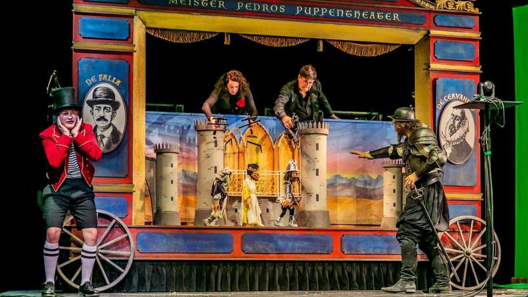 "Meister Pedros Puppenspiel" - Anton Bachleitner (Puppenspieler), Anna Zamolska (Puppenspielerin), David Fischer (Junge), Richard Šveda (Don Quijote). FOTO: © Jochen Quast 
