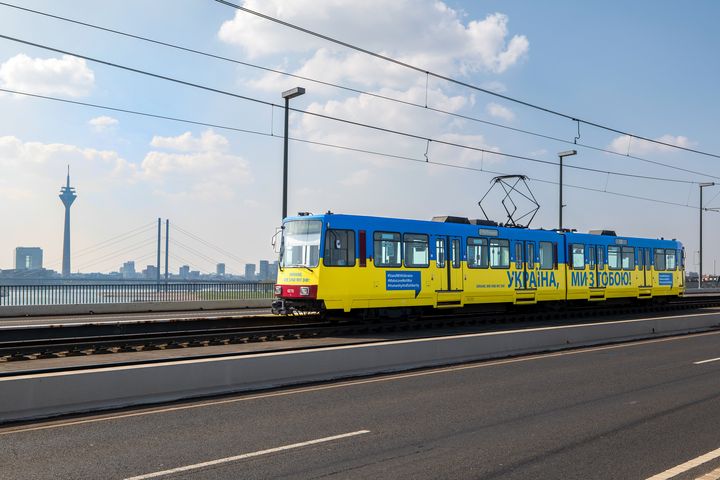 Gelb-blaue Bahn sendet seit heute ein starkes Zeichen der Solidarität © Rheinbahn