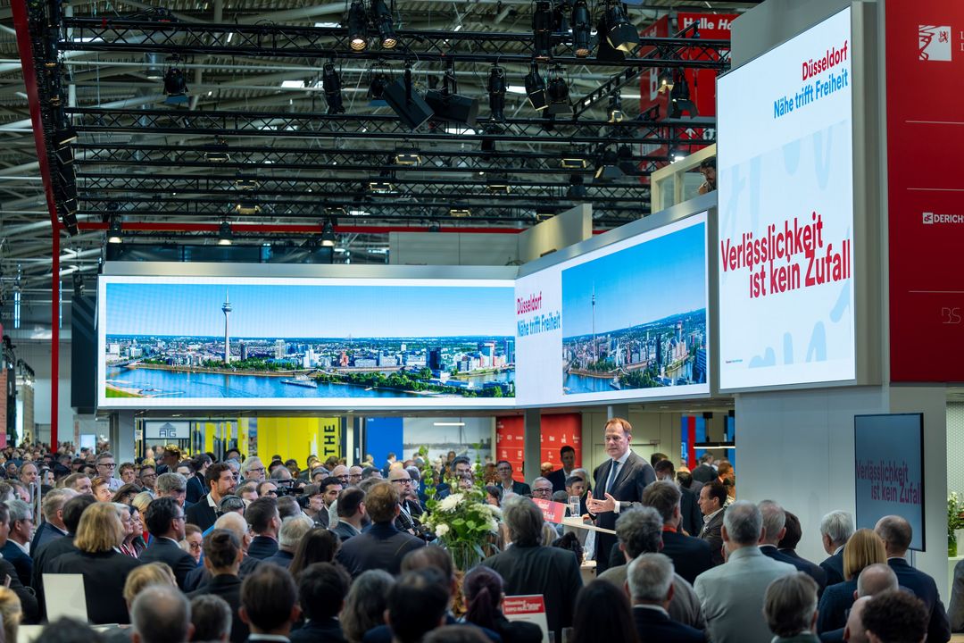 Düsseldorf auf der Expo Real 2026 Oberbürgermeister Dr. Stephan Keller bei seiner Präsentation am Messestand der Landeshauptstadt Düsseldorf auf der Expo Real 2026 in München vor zahlreichen Messebesucherinnen und -besuchern.