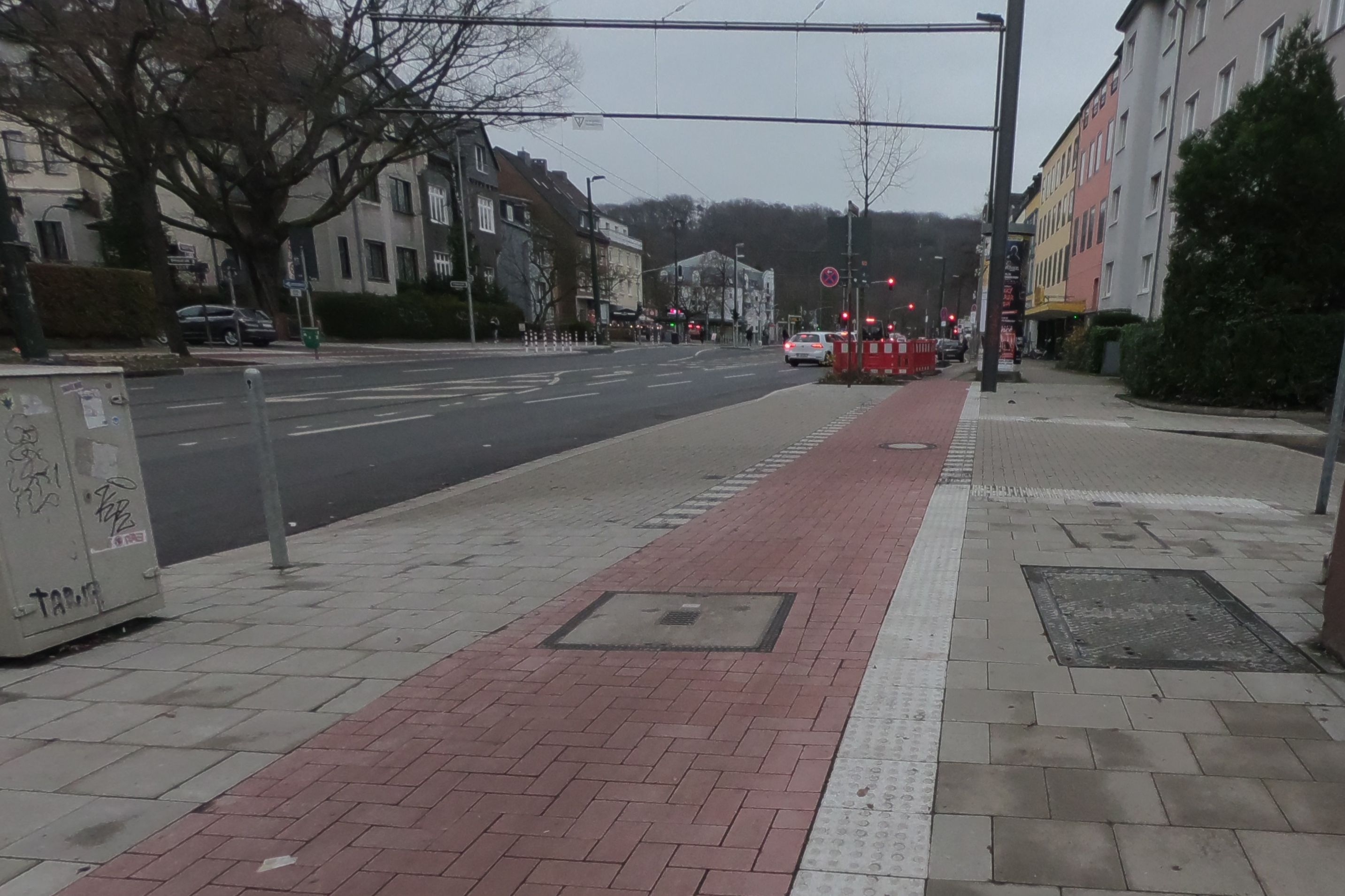 Die Einmündung der Irmgardstraße in die Grafenberger Allee kann durch die Aufpflasterung vom Rad- und Fußverkehr ab sofort sicher und bequem gekreuzt werden © Landeshauptstadt Düsseldorf, Amt für Verkehrsmanagement 