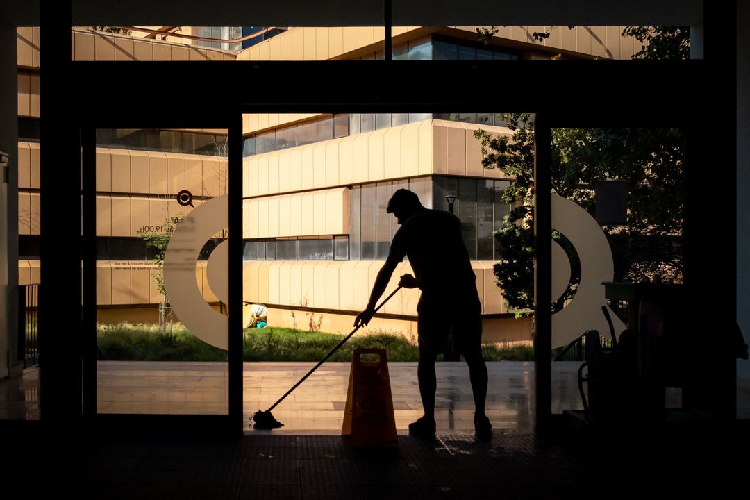 Unverzichtbarer Job: Reinigungskräfte kümmern sich darum, dass Schulen, Büros und Arztpraxen sauber sind. Für ihre Arbeit bekommen sie jetzt mindestens 13 Euro pro Stunde – und damit mehr als den gesetzlichen Mindestlohn, so die Gebäudereiniger-Gewerkschaft IG BAU / Foto © Gil Ribeiro, unsplash