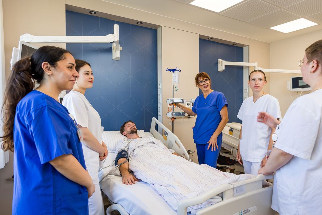 Pflege am Patientenbett ist eine Einsatzmöglichkeit im Rahmen des Berufsbildes. Weitere Perspektiven vermittelt der Karrieretag der Pflege an der Uniklinik Düsseldorf, der am Montag, 3. November, von 12 bis 14 Uhr stattfindet. / Foto: UKD