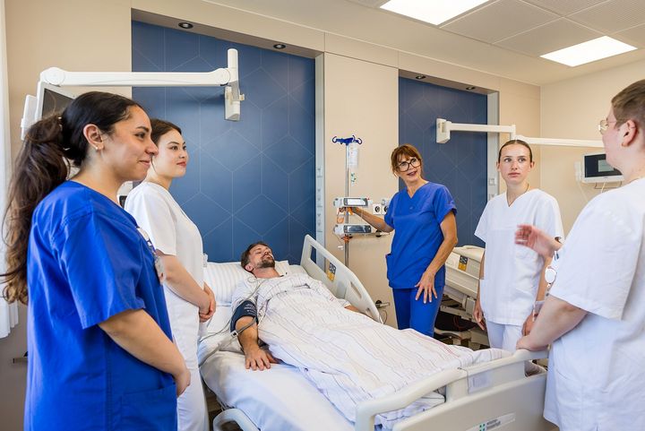 Pflege am Patientenbett ist eine Einsatzmöglichkeit im Rahmen des Berufsbildes. Weitere Perspektiven vermittelt der Karrieretag der Pflege an der Uniklinik Düsseldorf, der am Montag, 3. November, von 12 bis 14 Uhr stattfindet. / Foto: UKD