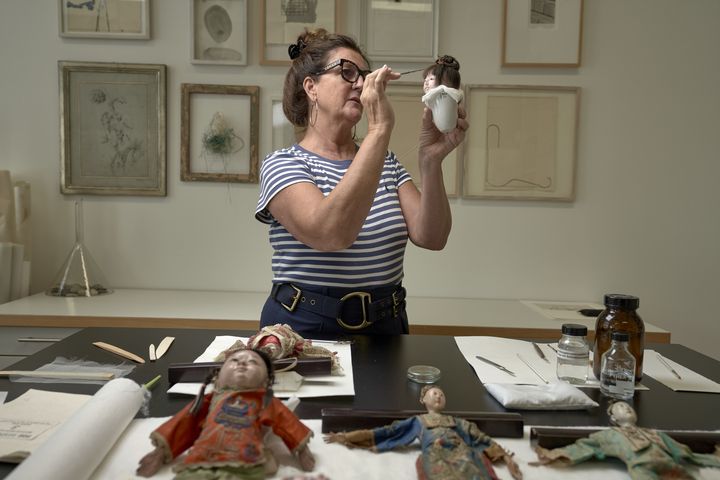 Papierrestauratorin Elke Nakath vom Restaurierungszentrum Düsseldorf (RED) konsolidiert historische Puppen aus der Spielzeugsammlung des Stadtmuseums Düsseldorf © Landeshauptstadt Düsseldorf/Restaurierungszentrum, Markus Luigs 