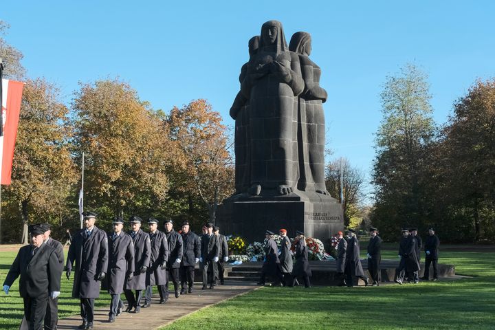 Mit einer Gedenkfeier zum Volkstrauertag gedachten u.a. Vertreter der Landes, der Stadt, des Volksbundes Deutsche Kriegsgräberfürsorge, der Bundeswehr am Mahnmal des Nordfriedhofs der Opfer von Krieg, Vertreibung und Gewaltherrschaft