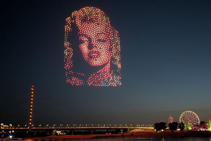 Drohnenshow „ART IN THE SKY“ mit einem Porträt von Marilyn Monroe über dem Rhein, der Rheinkniebrücke und der Rheinkirmes in Düsseldorf