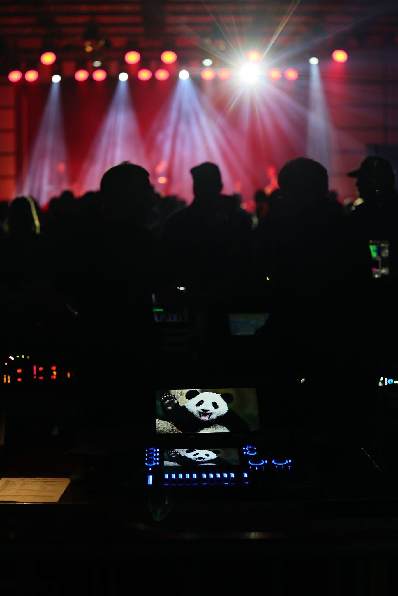 Blick vom FOH: Düsseldorfer Band paulin̄ko auf der Bühne – Technik, Crowd, Festivalgefühl. / Foto: Klaus von Jackelmann.