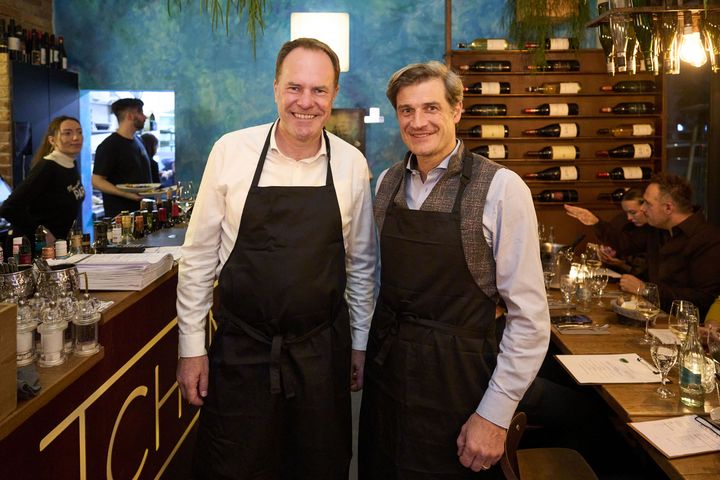 Am Event "Chefs in Town" beteiligte sich auch die Wirtschaftsförderung Düsseldorf und organisierte einen besonderen Abend im Restaurant "The Kitchen": Dort ergänzten Oberbürgermeister Dr. Stephan Keller und Wirtschaftsdezernent Christian Zaum das Team hinter der Theke und im Service. / Foto: Stadt Düsseldorf/Claus Langer