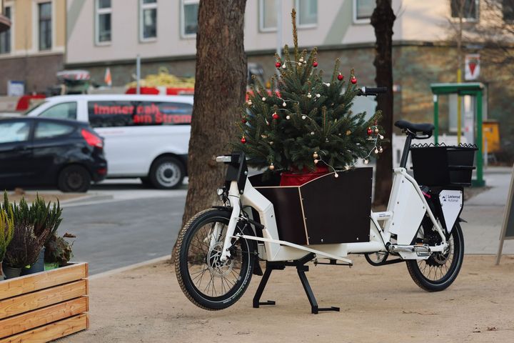 Zur Eröffnung von Flingerns erster Mobilitätsstation gibt es am Freitag, 8. Dezember, ab 16 Uhr auf dem Hermannplatz eine Eröffnung mit vorweihnachtlichem Ambiente © Connected Mobility Düsseldorf 