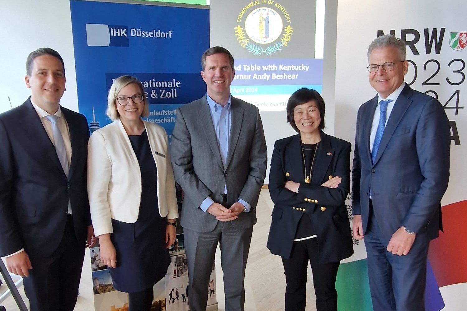 Gruppenfoto (v.l.) Ralf Schlindwein, Geschäftsführer International, Katrin Lange, Referentin Internationale Märkte und Trends, Andy Beshear (Gouverneur Kentucky), Pauline Kao, US-Generalkonsulin für Nordrhein-Westfalen und Dirk Lindner, Vizepräsident IHK Düsseldorf / Foto (c) Andreas Endermann / IHK