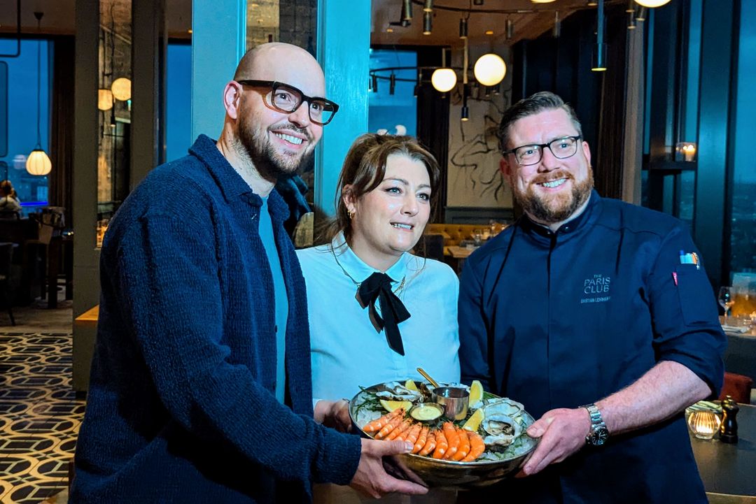 Neues Team, neuer Stil: General Manager Timo Schmitz, Restaurantmanagerin Nadine Tarrach und Küchenchef Bastian Lohmann (v.l.) präsentieren im The Paris Club die neue kulinarische Ausrichtung – hier mit einer klassischen Meeresfrüchteplatte. / Foto: Stefan Scholz, NDOZ