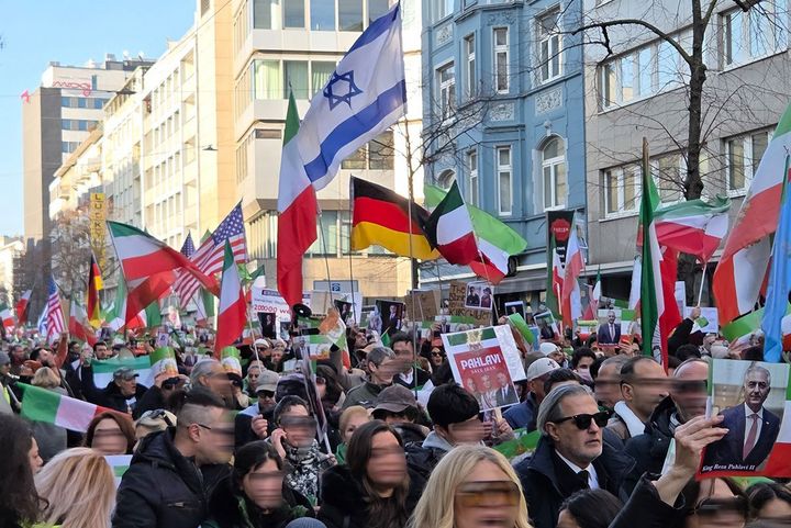 Menschenmenge mit iranischen Fahnen bei der Demonstration „Freiheit für den Iran“ in Düsseldorf am 24. Januar 2026.