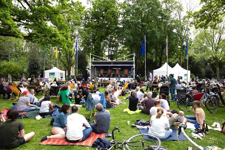 Bei schönstem Frühlingswetter genossen die mehr als 3.000 Zuschauerinnen und Zuschauer die musikalische Europareise beim diesjährigen Europa-Festival im Hofgarten (c)Landeshauptstadt Düsseldorf/EUROPE DIRECT Düsseldorf/stadtklang e.V.