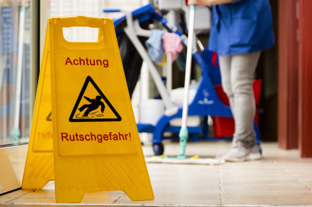 Damit sie beim Lohn nicht ins Rutschen kommen: Für die Reinigungskräfte in Düsseldorf fordert die Gewerkschaft IG BAU deutlich mehr Geld